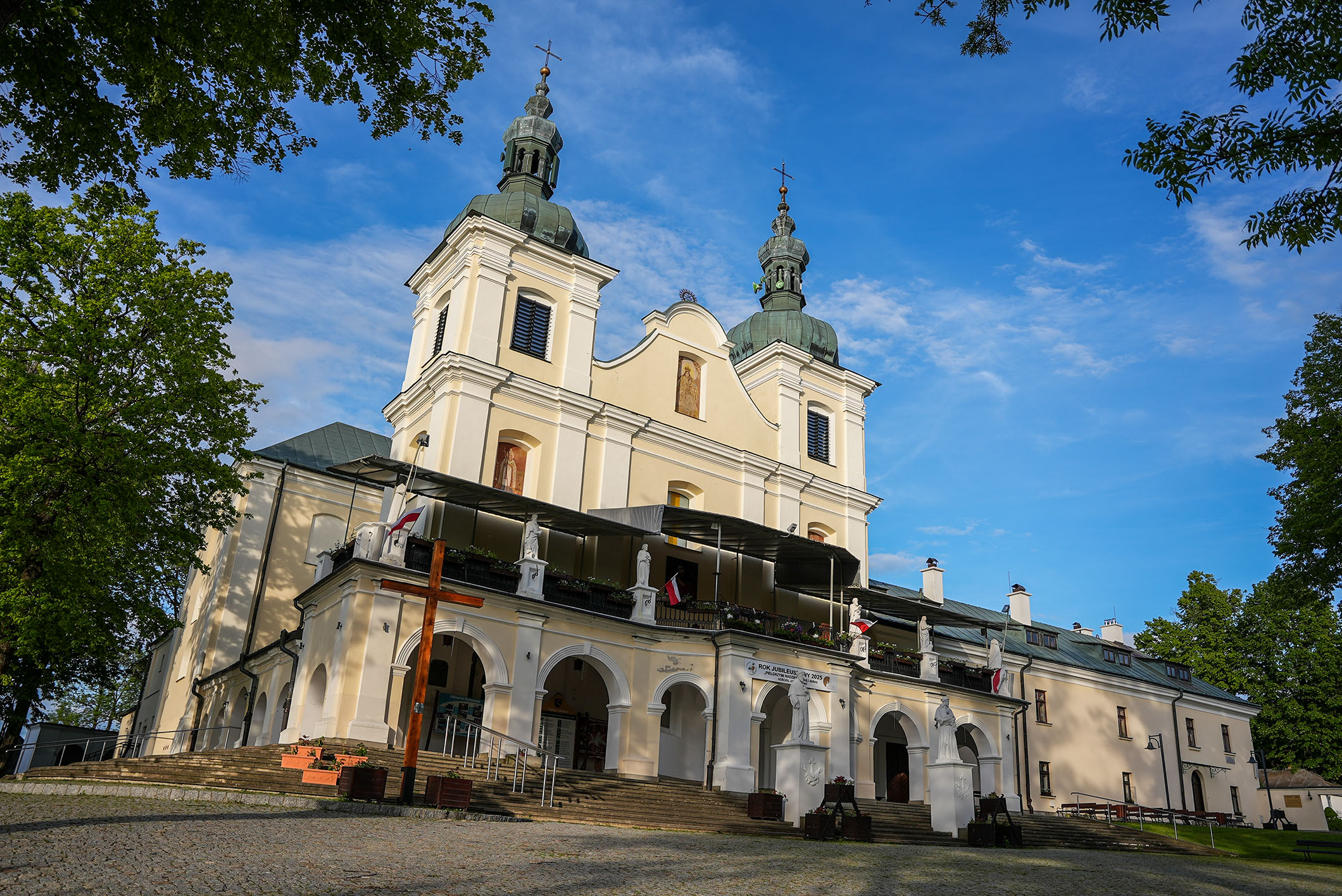 Kościół w Kalwarii Pacławskiej – barokowa bryła z dwiema wieżami i podcieniami od frontu