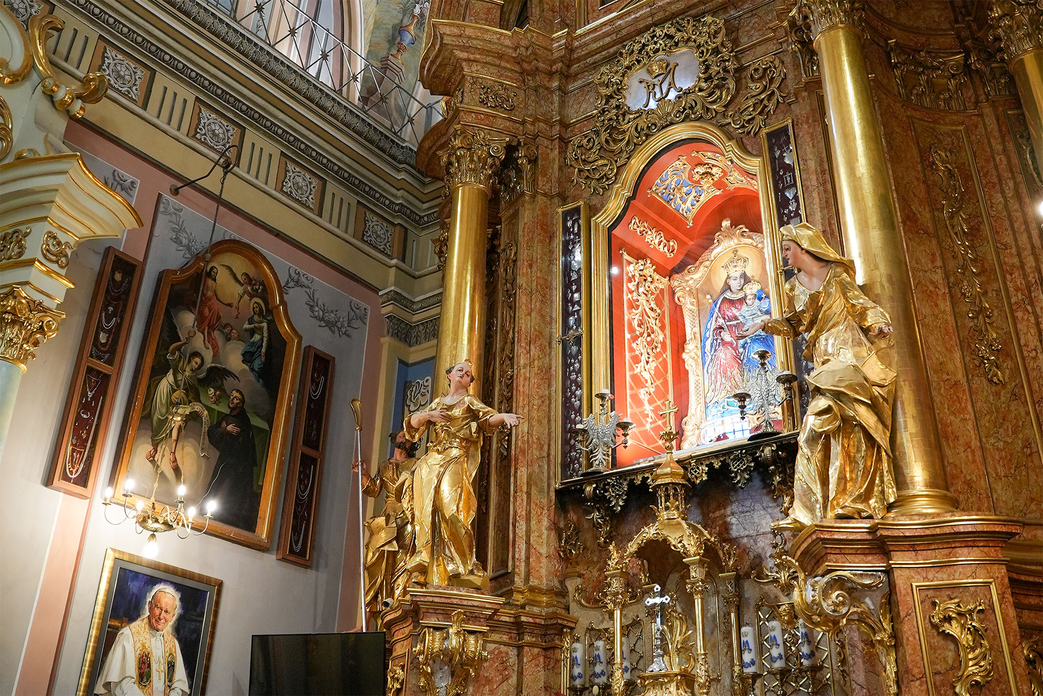 Transept kościoła w Kalwarii Pacławskiej – ołtarz z cudownym obrazem Matki Bożej Kalwaryjskiej