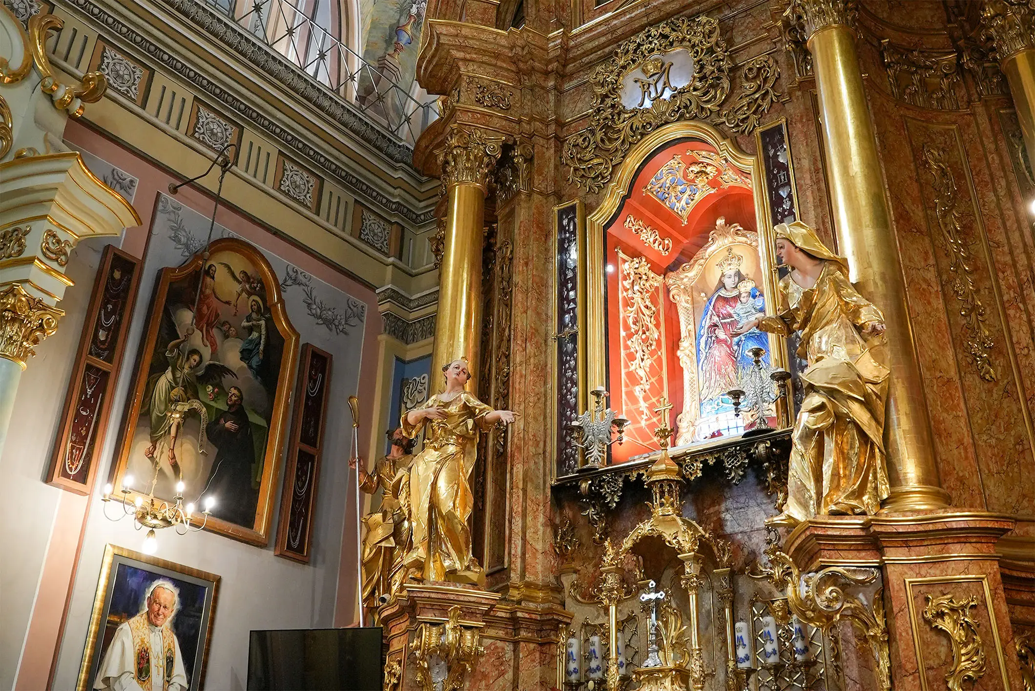Transept kościoła w Kalwarii Pacławskiej – ołtarz z cudownym obrazem Matki Bożej Kalwaryjskiej